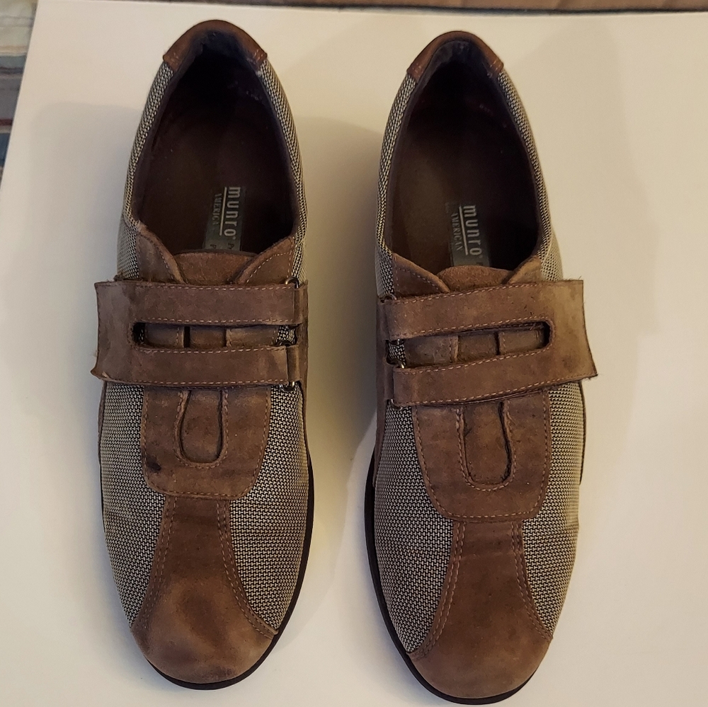 Munro American Joliet velcro strap shoe